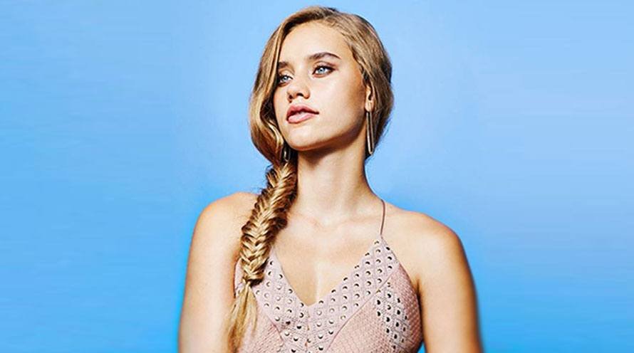 _0002_garnier_fructis_hair_style_wedding_looks_festive_fishtail_braid_thumb